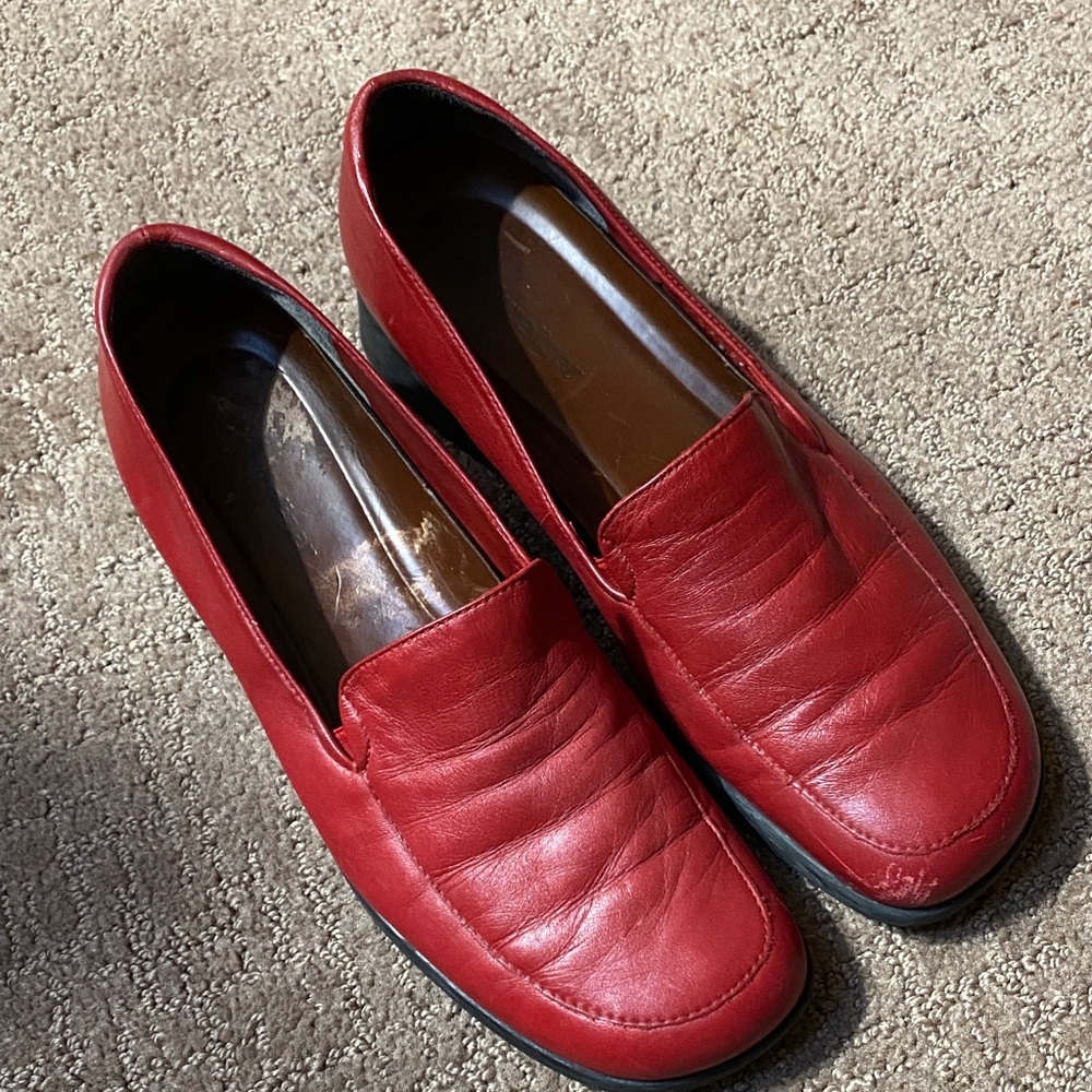 Naturalizer Red Leather Slouchy Slip-On Loafers 8M Timeless Classic